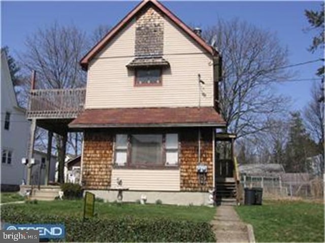 view of front of home featuring a front yard