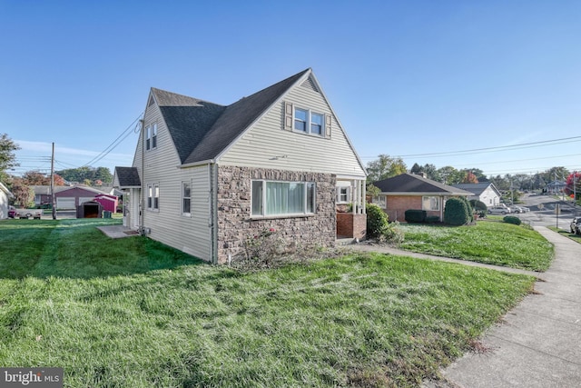 view of front of property featuring a front yard