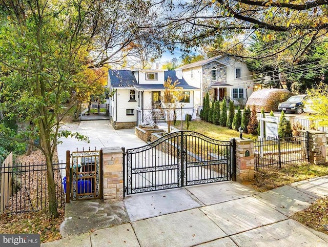 view of front facade featuring a gate and a fenced front yard