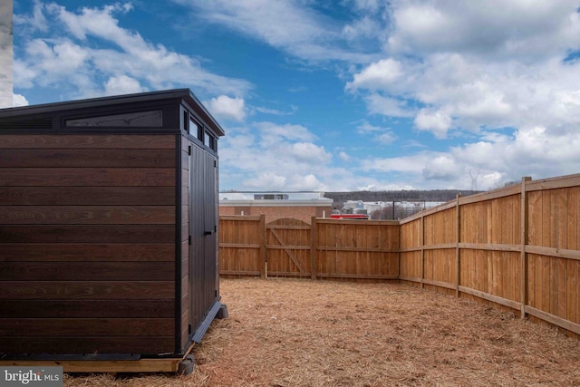 view of yard featuring a storage shed