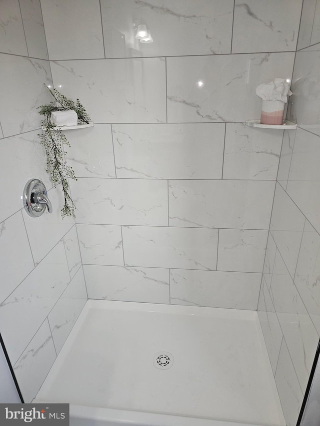 bathroom featuring a tile shower