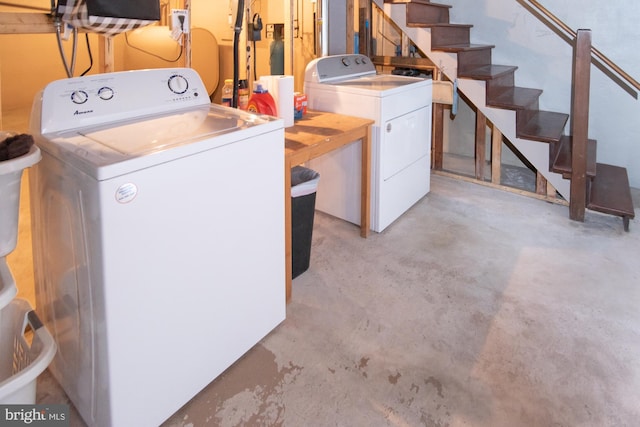 laundry room with washing machine and clothes dryer