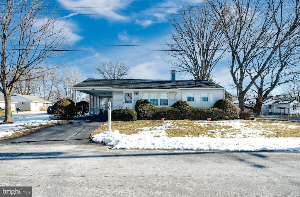 view of front of property featuring a carport