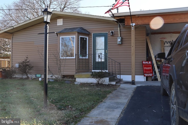 view of front of property with a front lawn