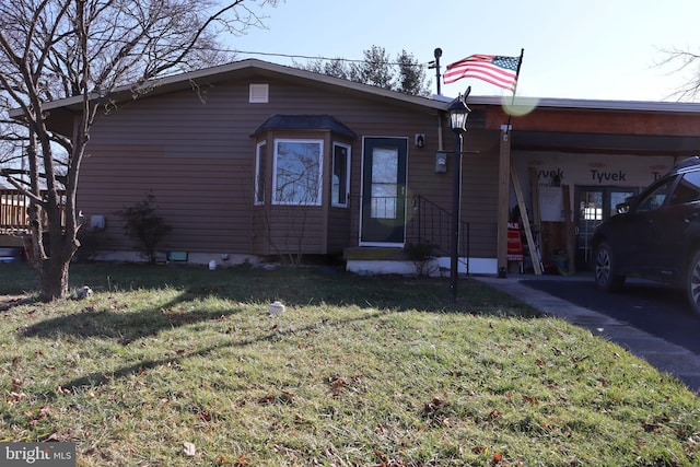 view of front of home featuring a front yard and a carport