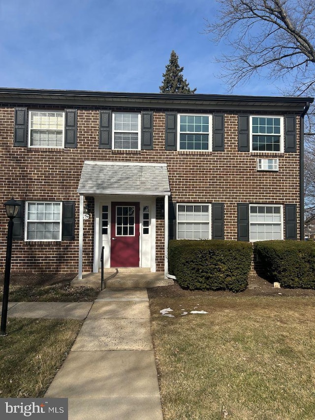 view of front of property with a front yard