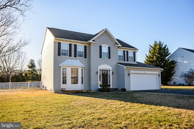 view of front of property featuring a front yard