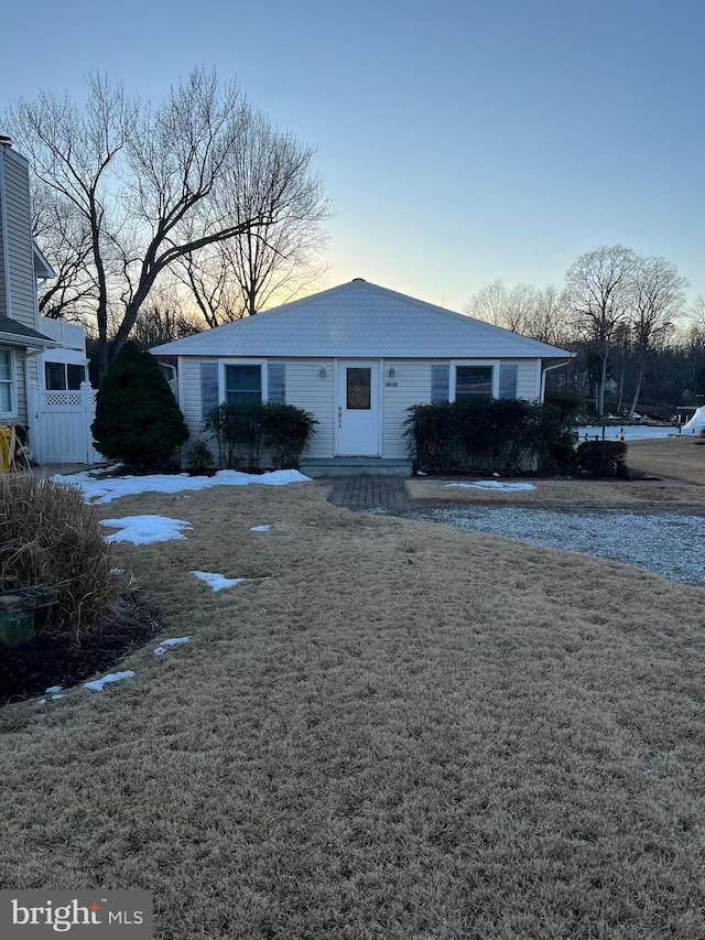 view of front of home featuring a lawn