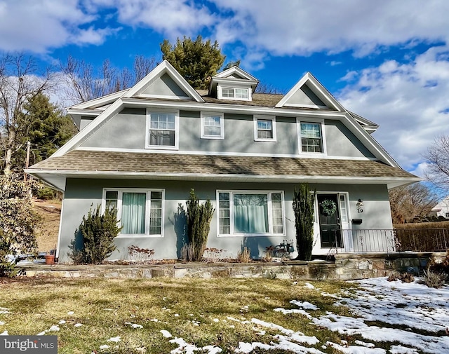 view of front of property with a lawn