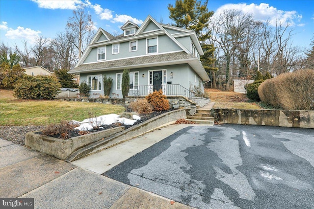 view of front of house with a front lawn