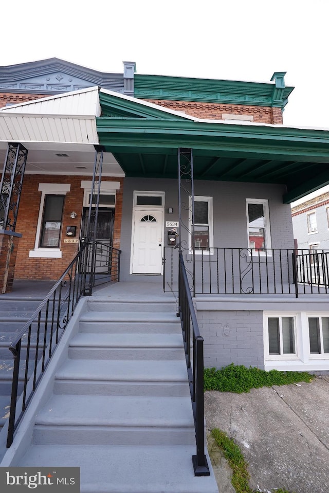 entrance to property featuring a porch