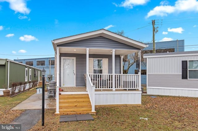 manufactured / mobile home featuring a porch