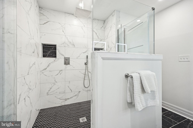 bathroom featuring a tile shower