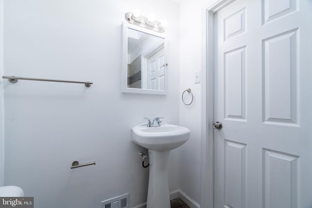 bathroom featuring sink