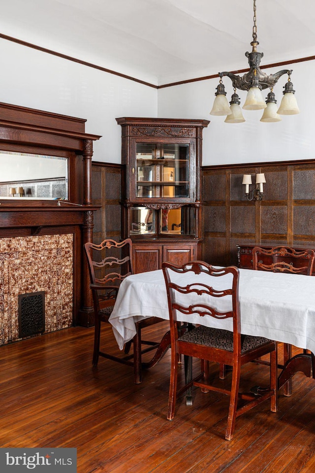 dining area with dark wood-style floors and visible vents