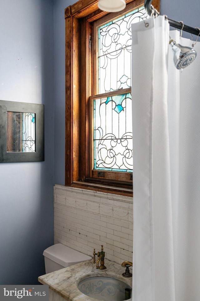 bathroom with tasteful backsplash and vanity