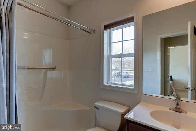 full bathroom featuring curtained shower, vanity, and toilet