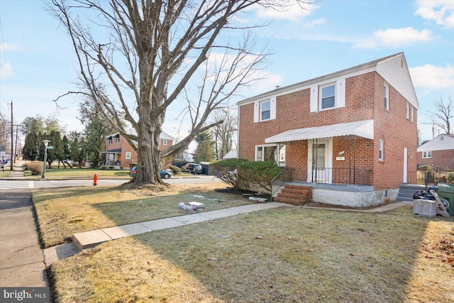 view of front of house featuring a front lawn