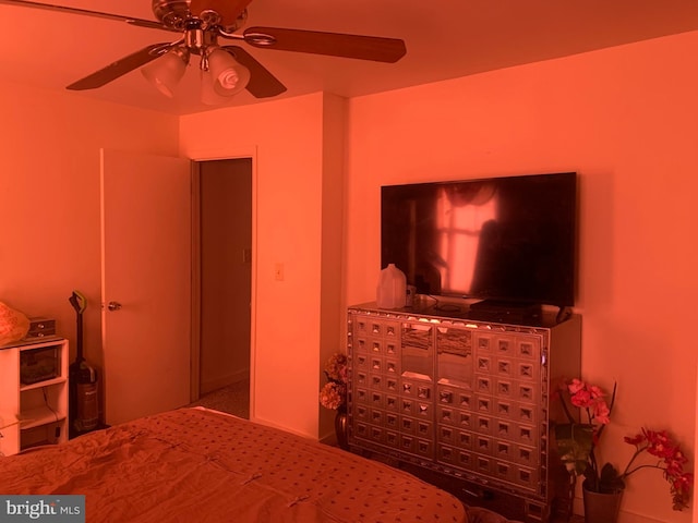 bedroom with ceiling fan