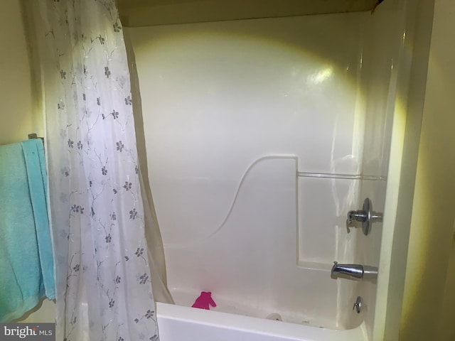 bathroom with shower / tub combo with curtain