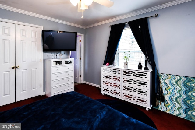 bedroom with ceiling fan, ornamental molding, dark hardwood / wood-style flooring, and a closet