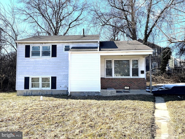 view of front of home featuring a front lawn