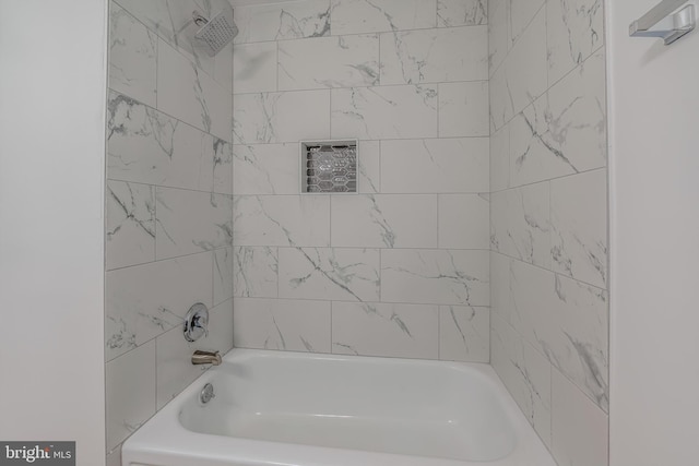 bathroom featuring tiled shower / bath