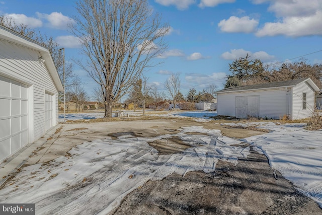 view of yard with an outdoor structure