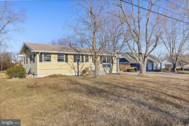 ranch-style home featuring a front lawn