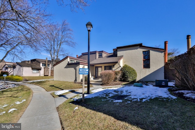 view of front of house featuring a front yard