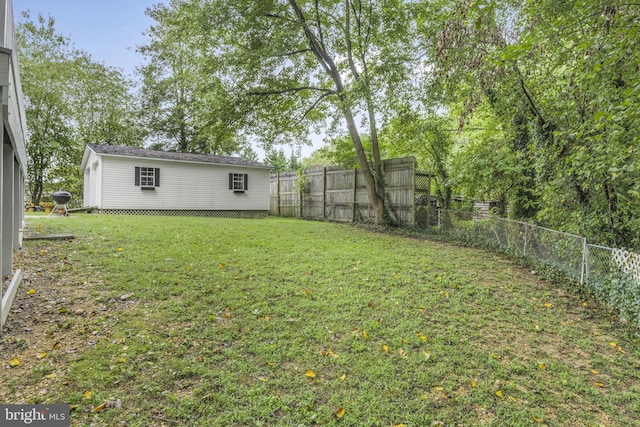 view of yard with an outbuilding