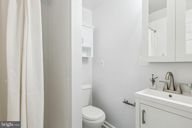 bathroom with vanity, toilet, and a shower with shower curtain