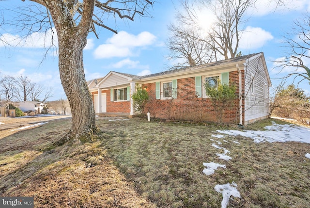 view of front of house featuring a front lawn