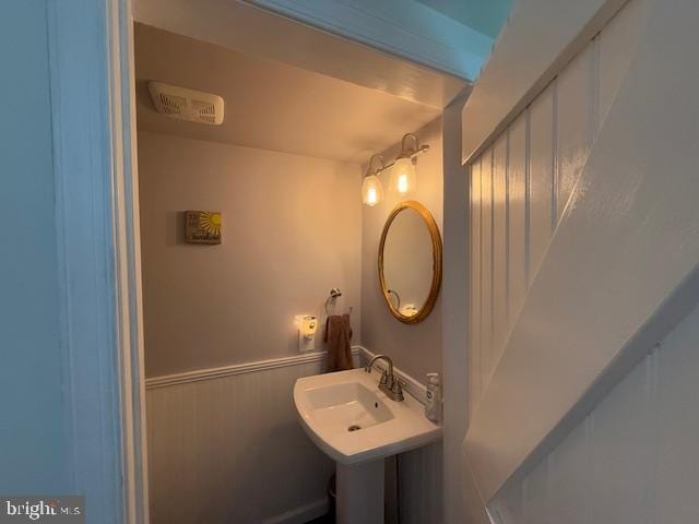 bathroom featuring sink