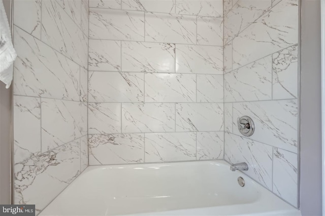 bathroom with tiled shower / bath