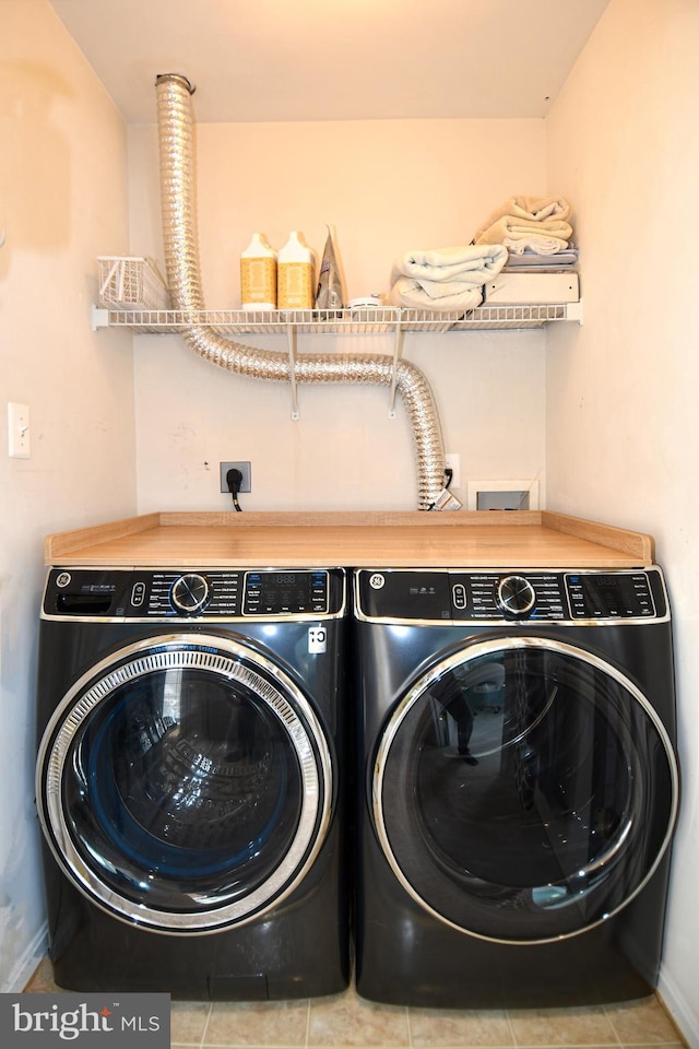 laundry room with washing machine and dryer