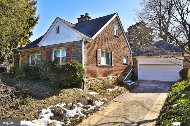 view of front facade featuring a garage