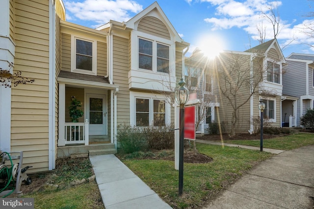 multi unit property featuring a front yard