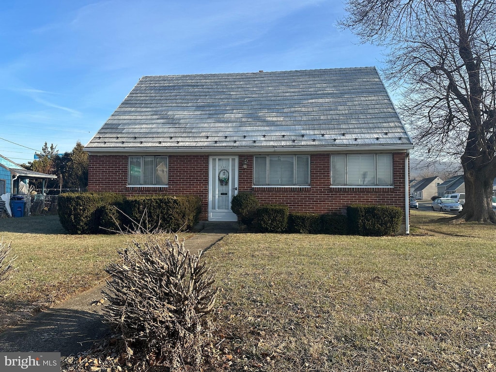 view of front facade with a front lawn