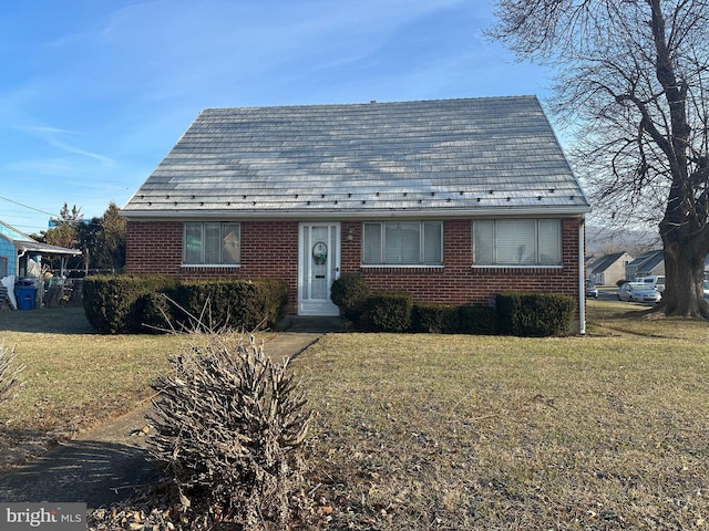 view of front facade with a front lawn