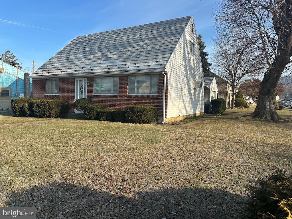 view of front facade with a front yard