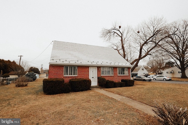 view of front of property with a front lawn