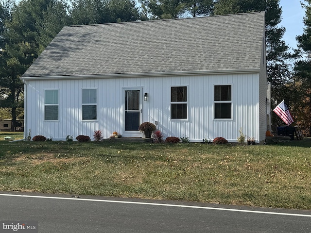 view of front of property featuring a front lawn