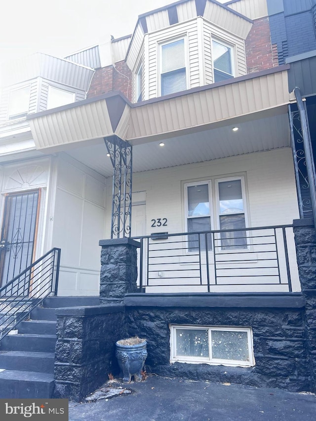 property entrance featuring a porch