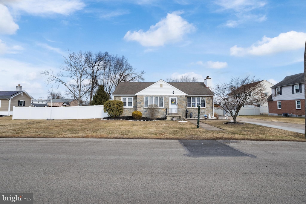 view of front facade featuring a front lawn