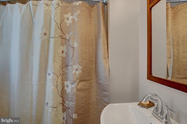 bathroom featuring sink