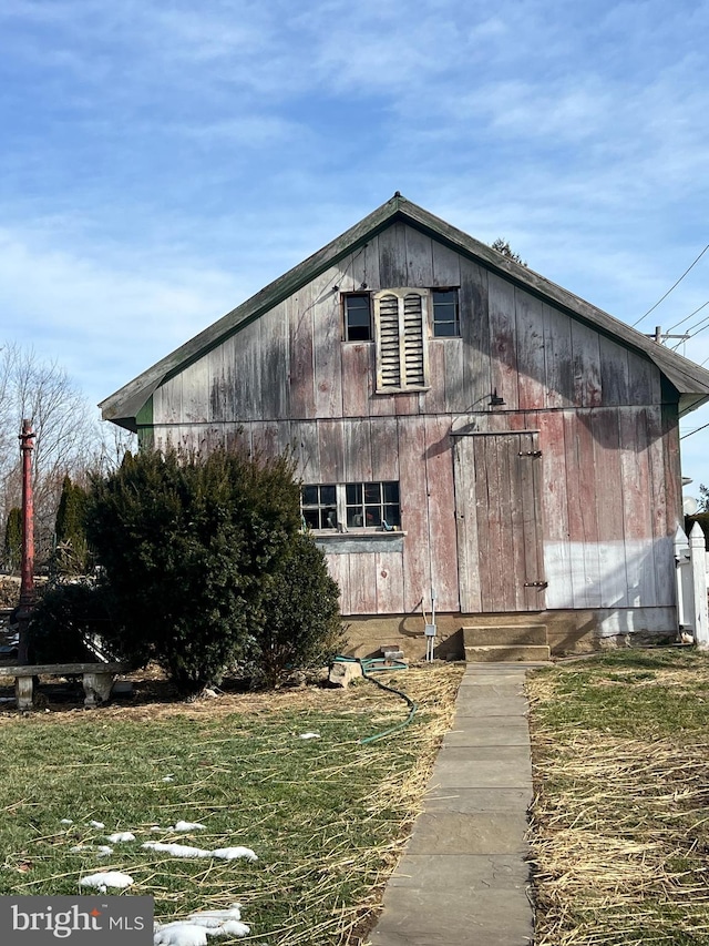 view of front of home featuring an outbuilding