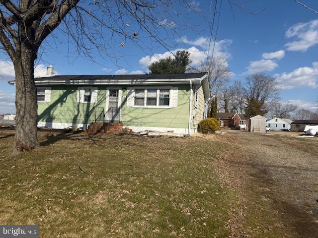 view of front of house with a front lawn