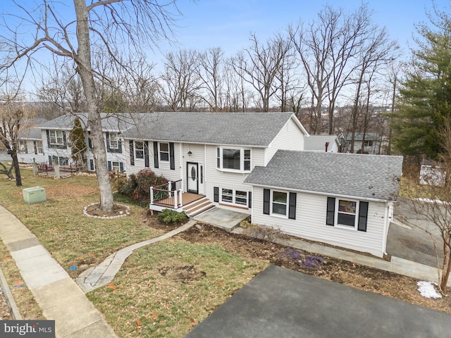 view of front of property featuring a front yard