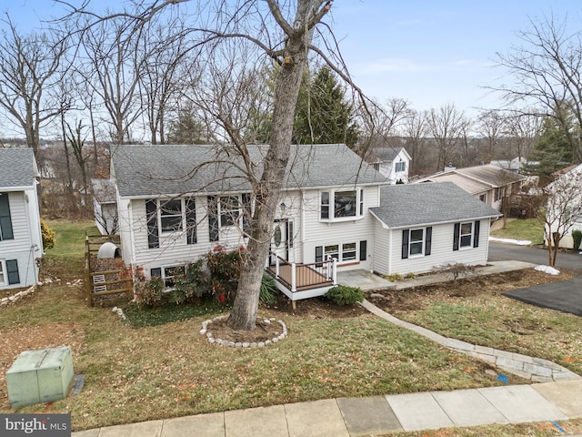 view of front of house with a front lawn